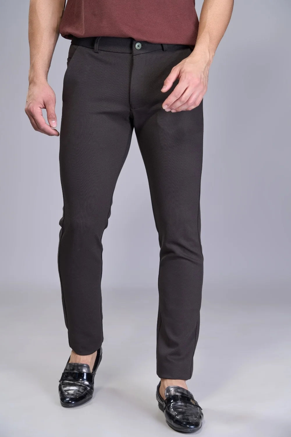 Men’s brown stretch trousers with modern tailored silhouette
