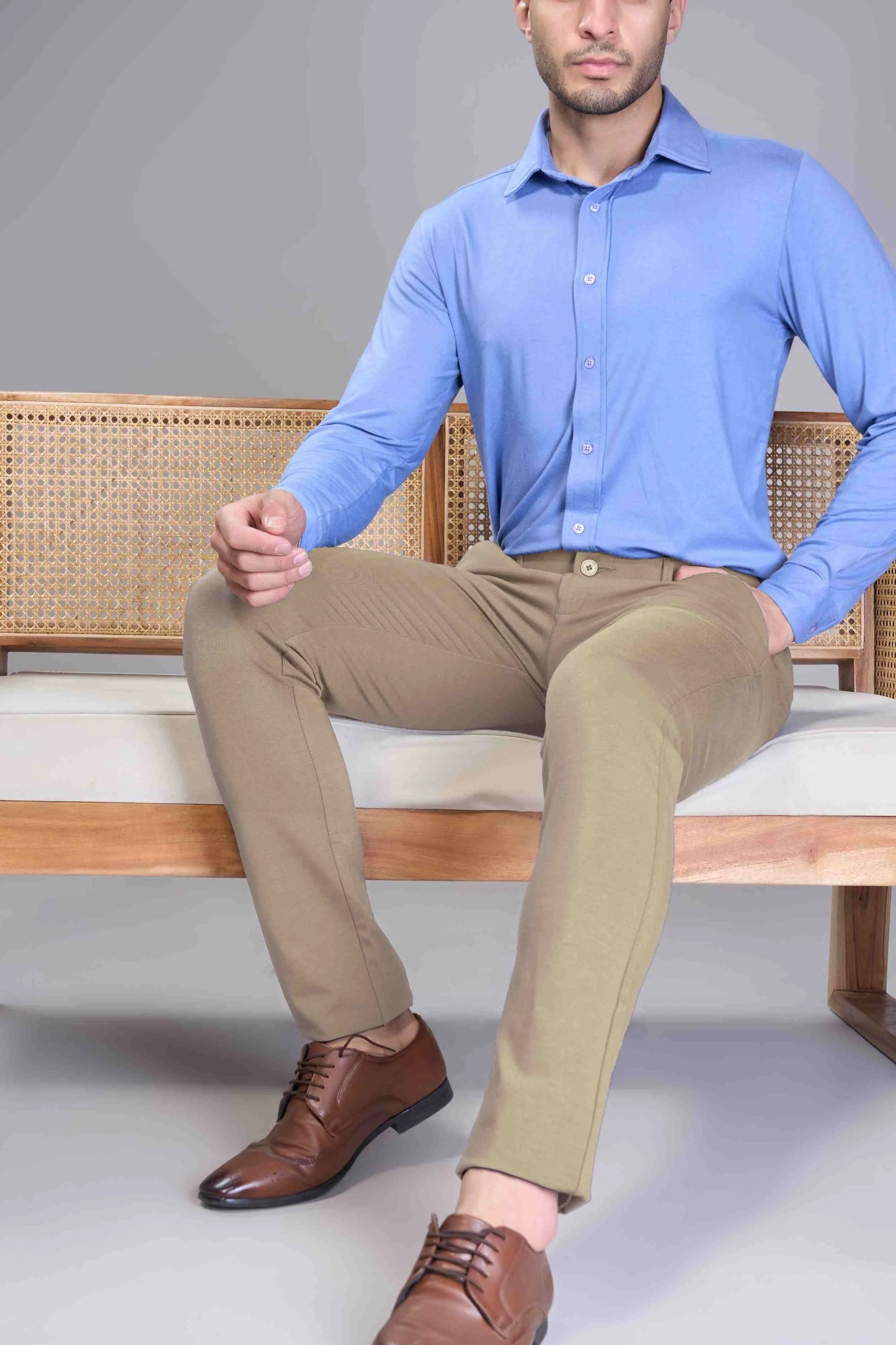 Men’s khaki stretch trousers with a tailored flexible fit 