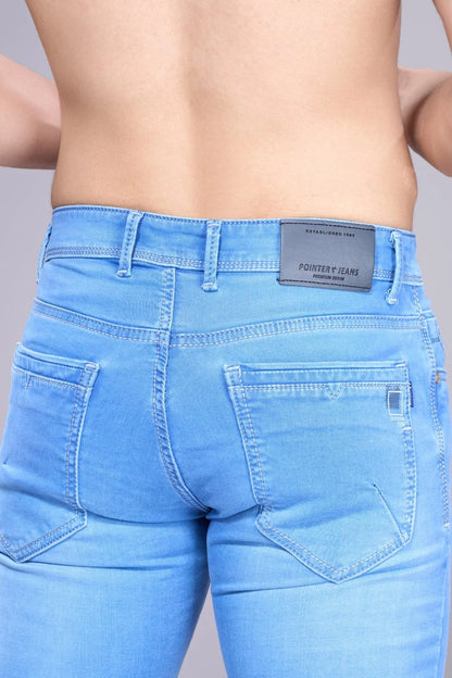 Regular fit men’s denim in a modern light-blue wash for versatile outfits