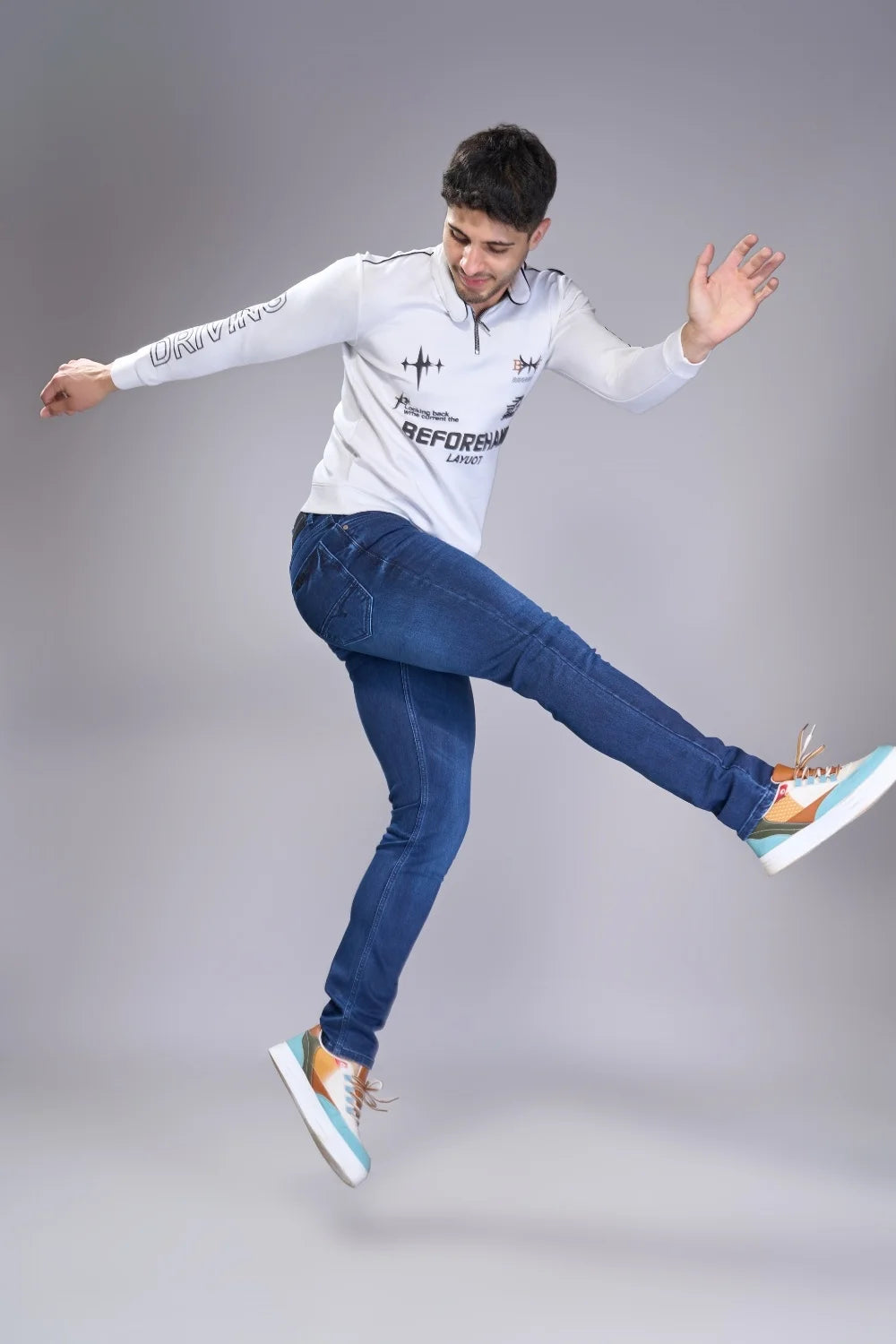 Casual styling look featuring men’s blue regular fit jeans
