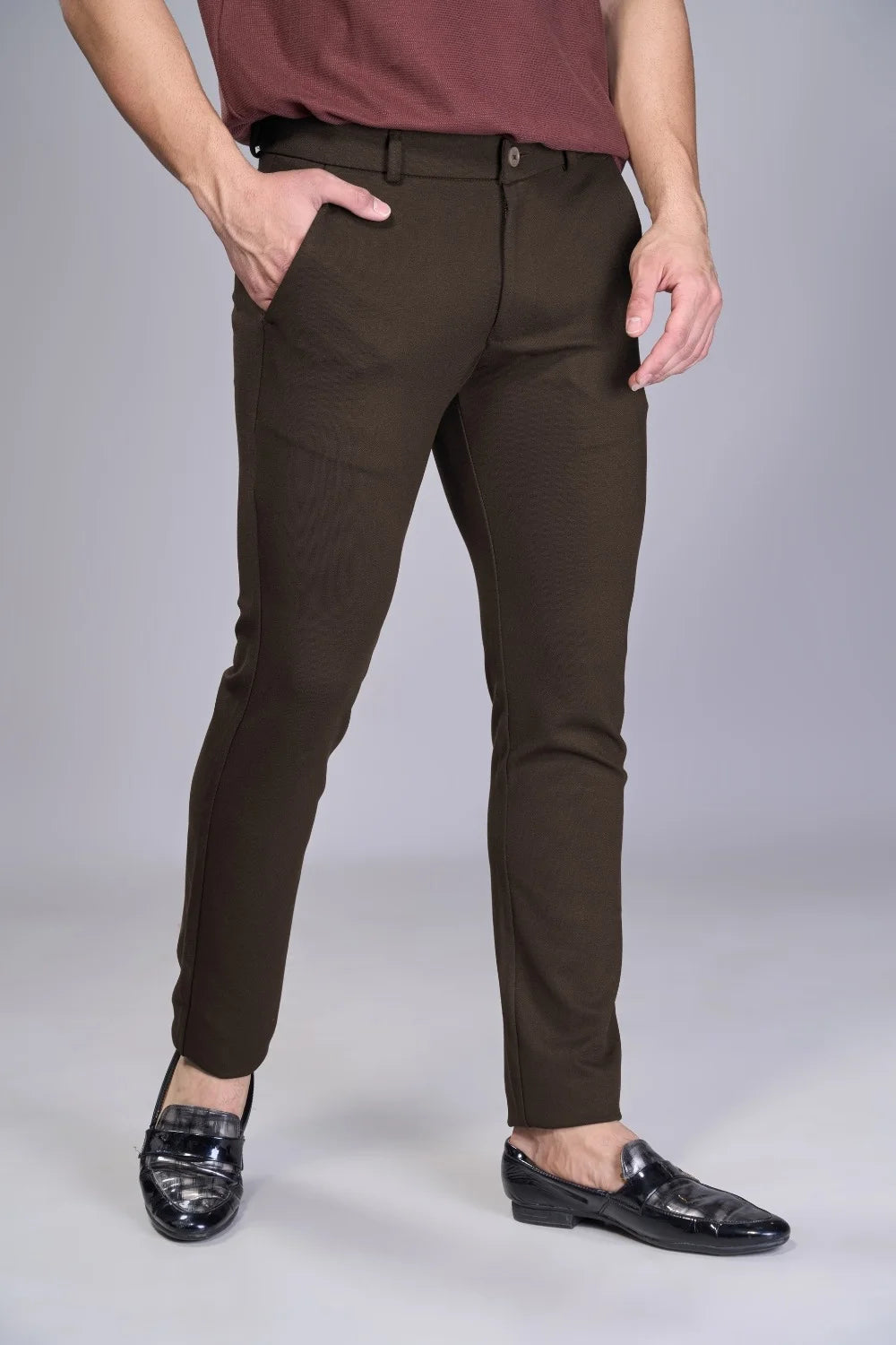 Tapered utility trousers with reinforced pocket stitching for daily use
